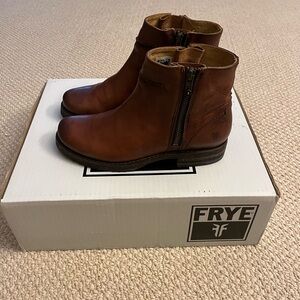 Frye Veronica Seam Short Boot: NWT size 6 M Brown